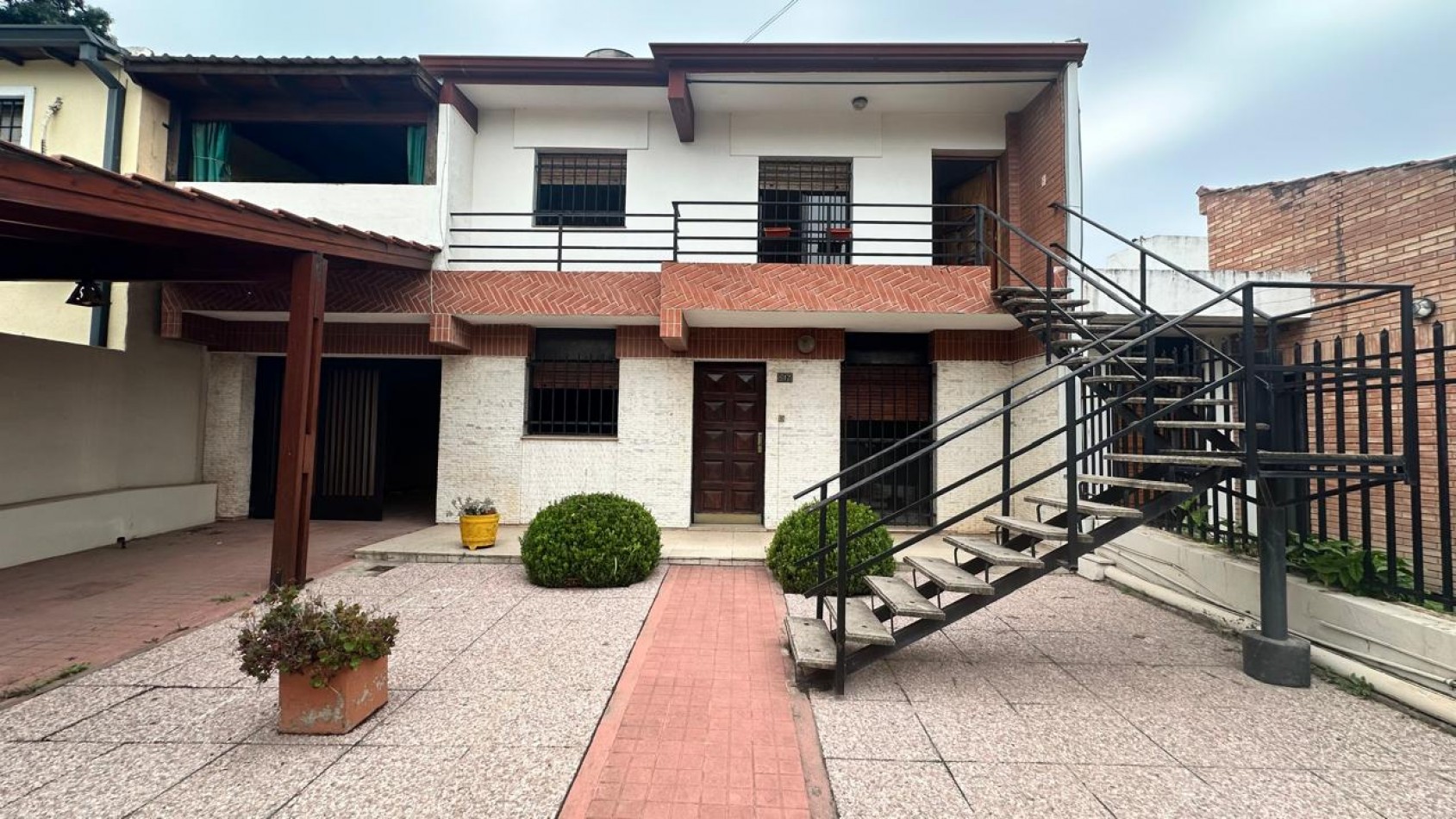 VENTA DOS CASAS EN UNA BARRIO LAS PALMAS, OPORTUNIDAD DE INVERSION!