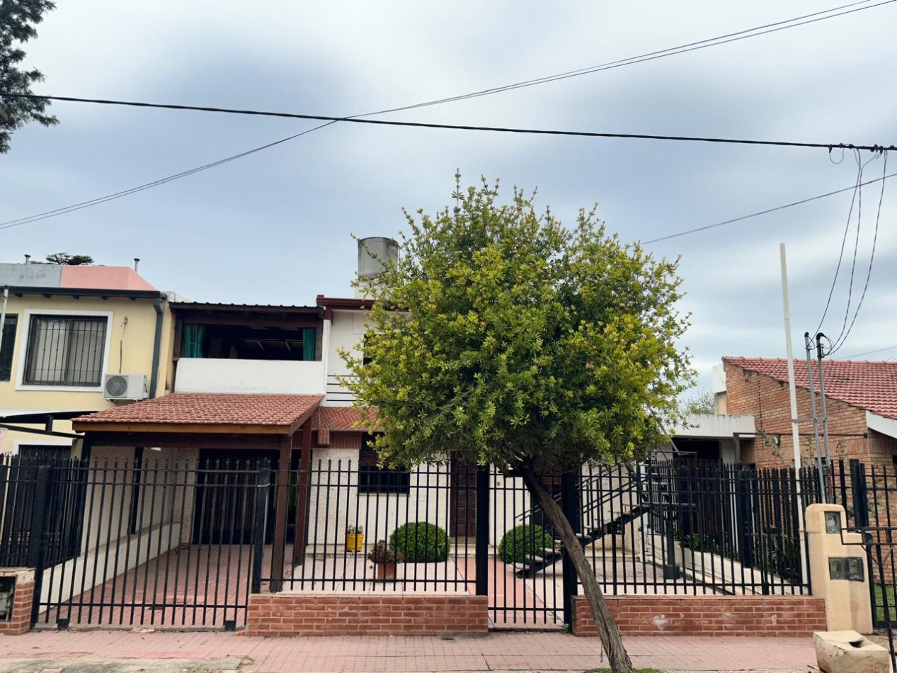 VENTA DOS CASAS EN UNA BARRIO LAS PALMAS, OPORTUNIDAD DE INVERSION!