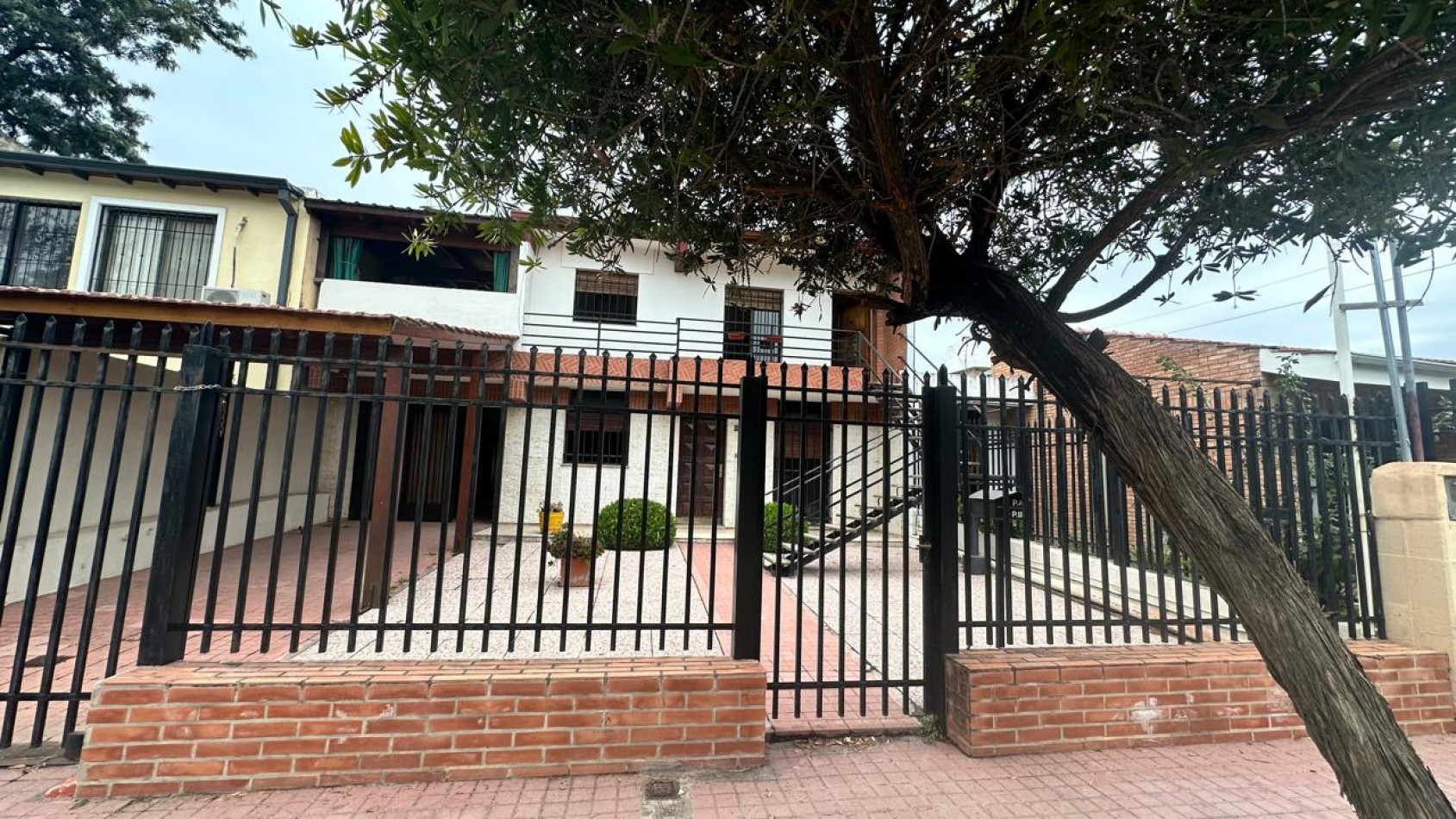 VENTA DOS CASAS EN UNA BARRIO LAS PALMAS, OPORTUNIDAD DE INVERSION!