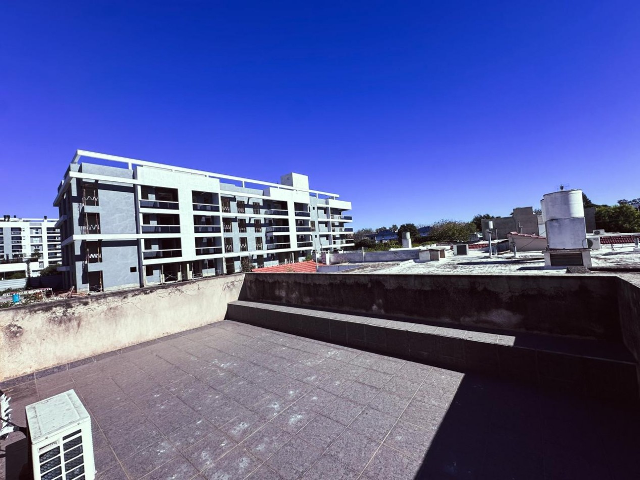 VENTA CASA 5 DORMITORIOS B° CHATEAU CARRERAS