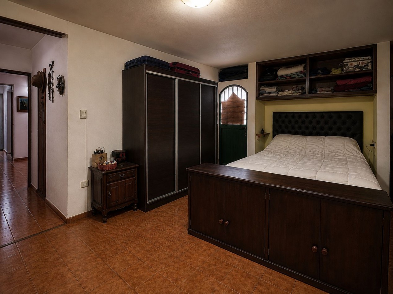 VENTA CASA 5 DORMITORIOS B° CHATEAU CARRERAS