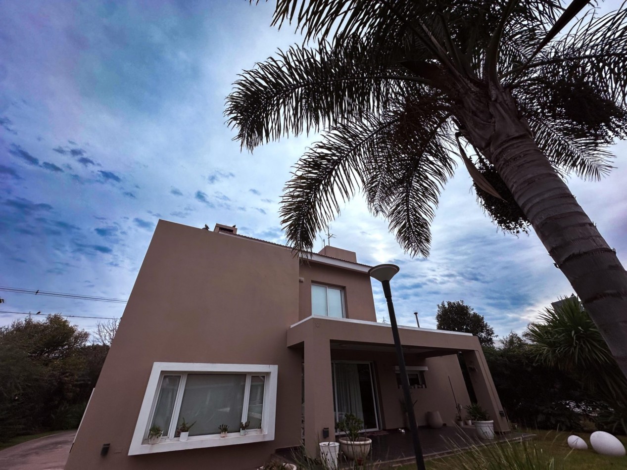 CASA EN VENTA 3 DORMITORIOS CON PILETA / JUAREZ CELMAN