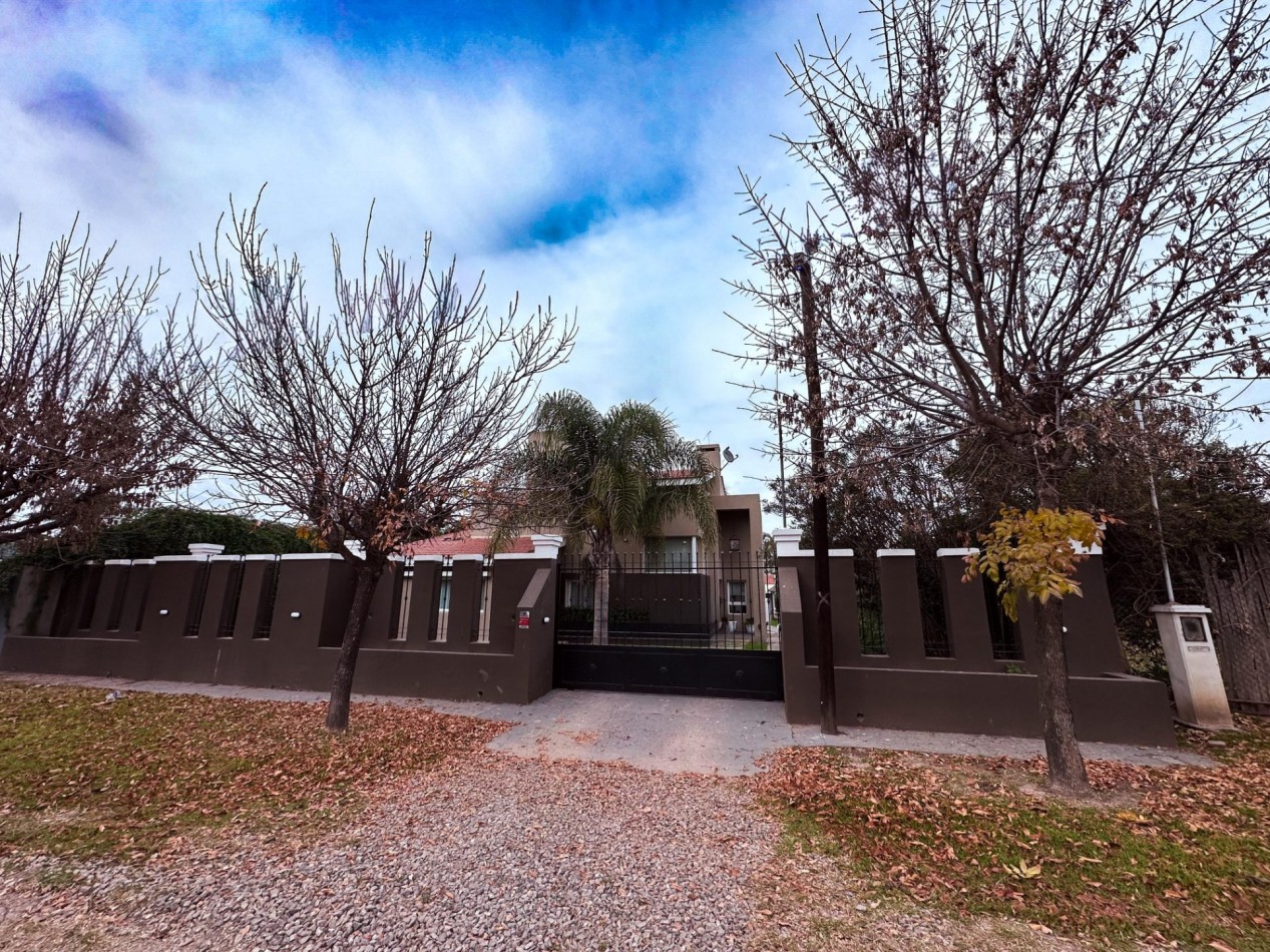CASA EN VENTA 3 DORMITORIOS CON PILETA / JUAREZ CELMAN